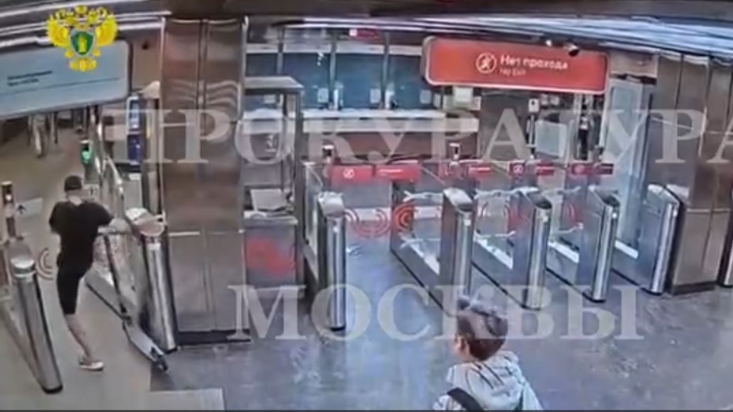 Мужчина из-за плохого настроения разбил створку турникета в московском метро 