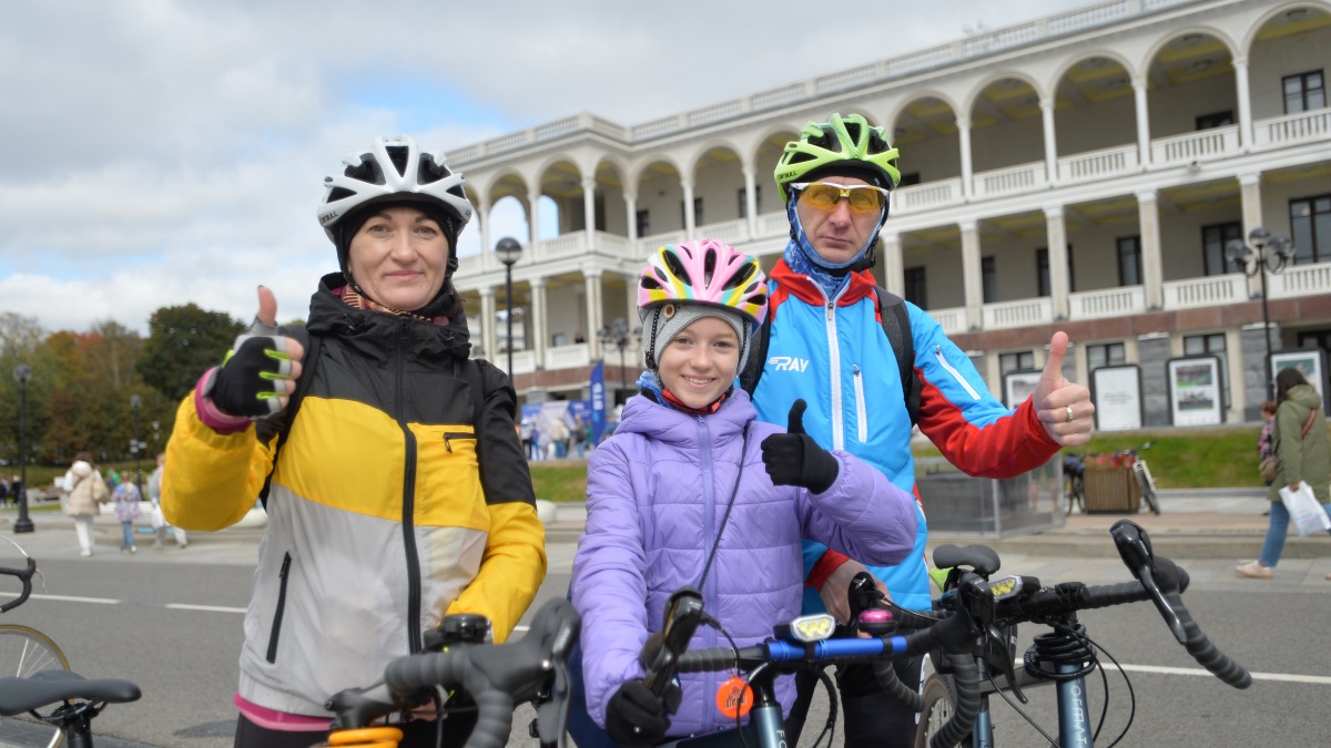 Надежда и Юрий Хлевные с дочкой Яной участвуют в каждом городском велофестивале. Вот и в этот раз они приехали на Северный речной вокзал в полной спортивной экипировке. Покатались по парку и приняли участие в фестивальном квесте, который прошли быстрее всех 