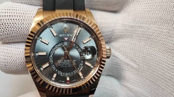 Пассажир из Баку пытался незаконно ввезти в Россию часы Rolex