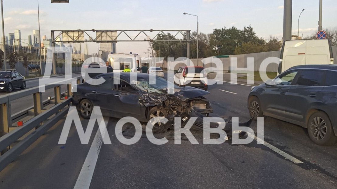 ДТП с участием трех автомобилей произошло на западе Москвы