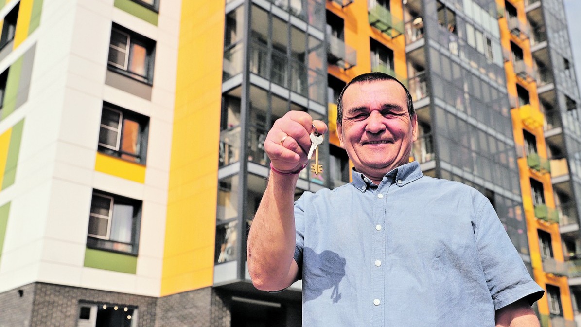 Леонид Кудряшов стоит рядом с домом, возведенным в Зеленограде по программе реновации