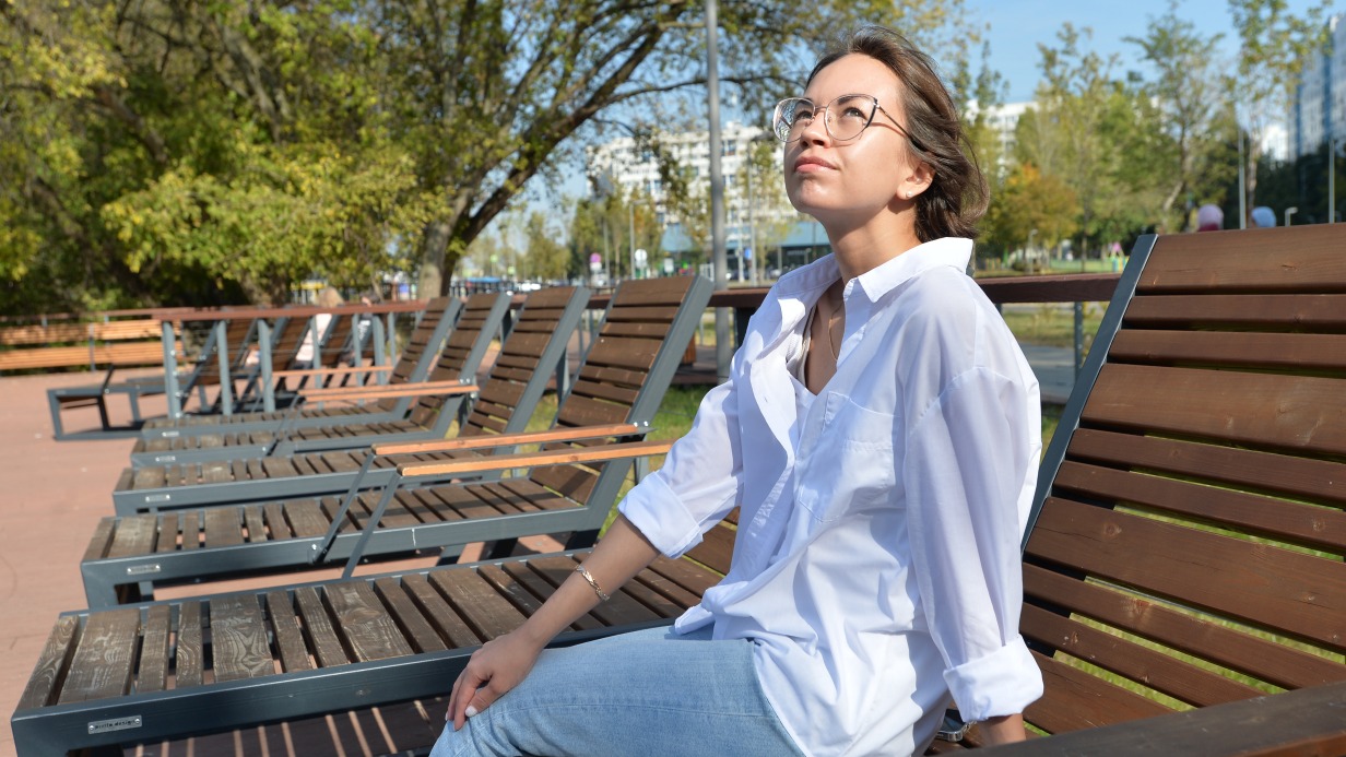 Москвичка Жанна Морозова отдыхает на благоустроенной набережной рядом со станцией метро «Нагатинский Затон». Девушке очень нравится, что это место стало таким уютным и красивым