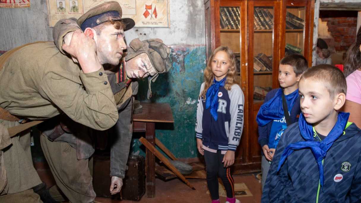 Школьники из новых регионов рассматривают экспонаты в рамках экскурсии в Музее Победы. В столицу ребята из Донбасса приехали благодаря программе «Культурная карта 4+85»