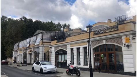 Незаконное кафе демонтировали на крыше здания в Басманном районе 