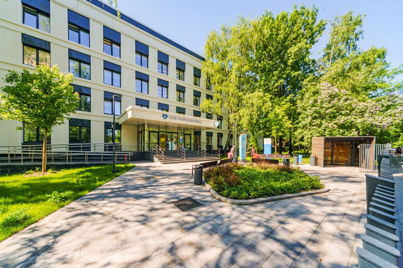 Возле столичных поликлиник создали более 600 зон отдыха в рамках реконструкции