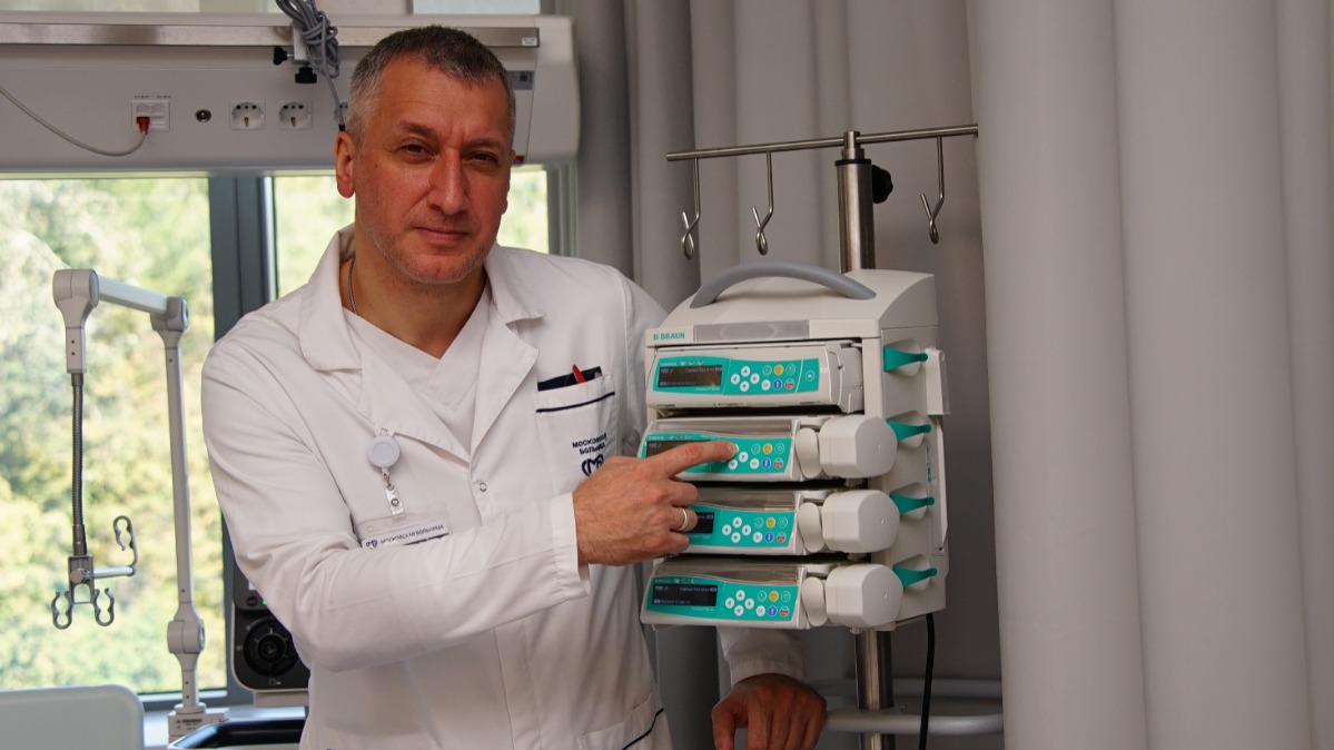 Руководитель флагманского центра городской клинической больницы № 15 им. О. М. Филатова Осман Османов показывает современное оборудование реанимационного отделения