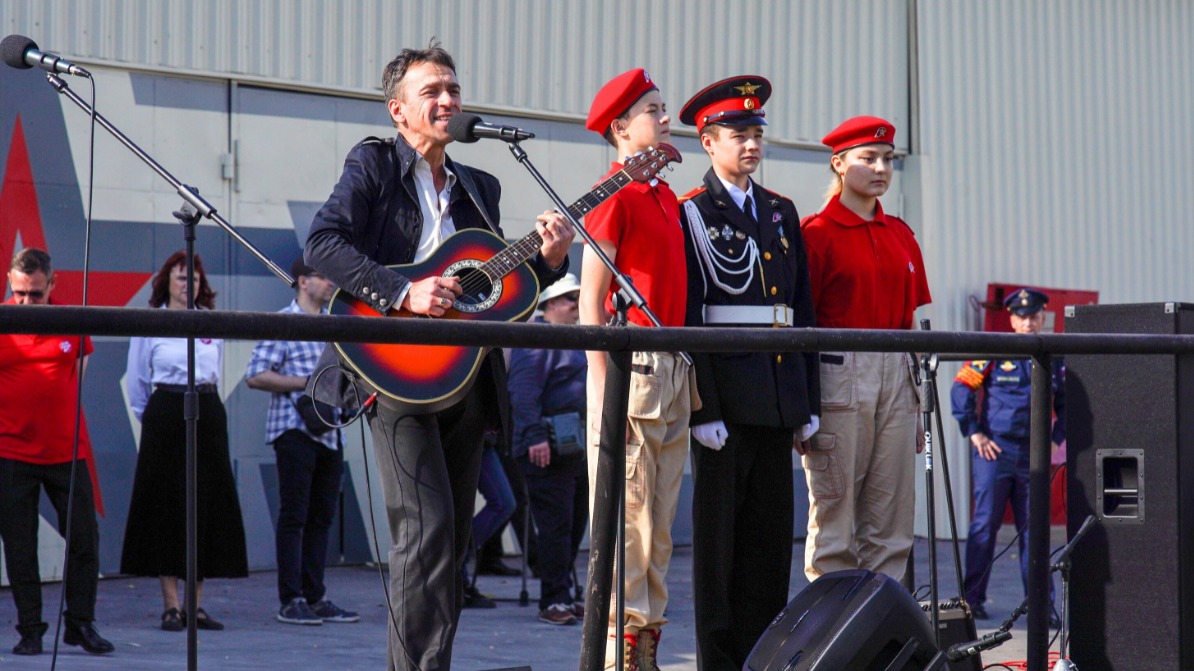 Москвичей, отправляющихся в зону СВО, провожали не только напутственными словами, но и музыкой. На импровизированной сцене во дворе пункта отбора на военную службу по контракту прошел концерт «Песни Победы». Артисты исполнили песни времен Великой Отечественной войны и авторские композиции