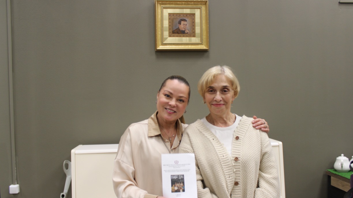 Художественный руководитель проекта Наталья Громушкина (слева) и режиссер-постановщик Галина Шевякова перед премьерой спектакля «Наш 9 «Б»