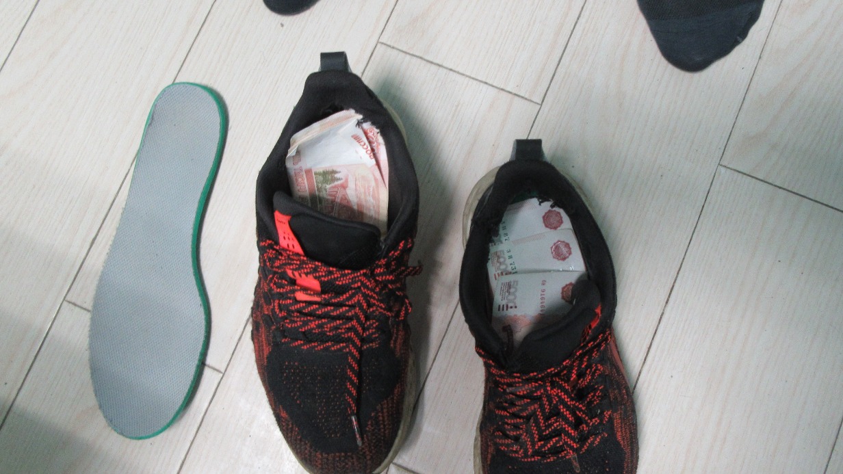 В Приморье задержали китайца, который пытался вывезти полмиллиона рублей в кроссовках