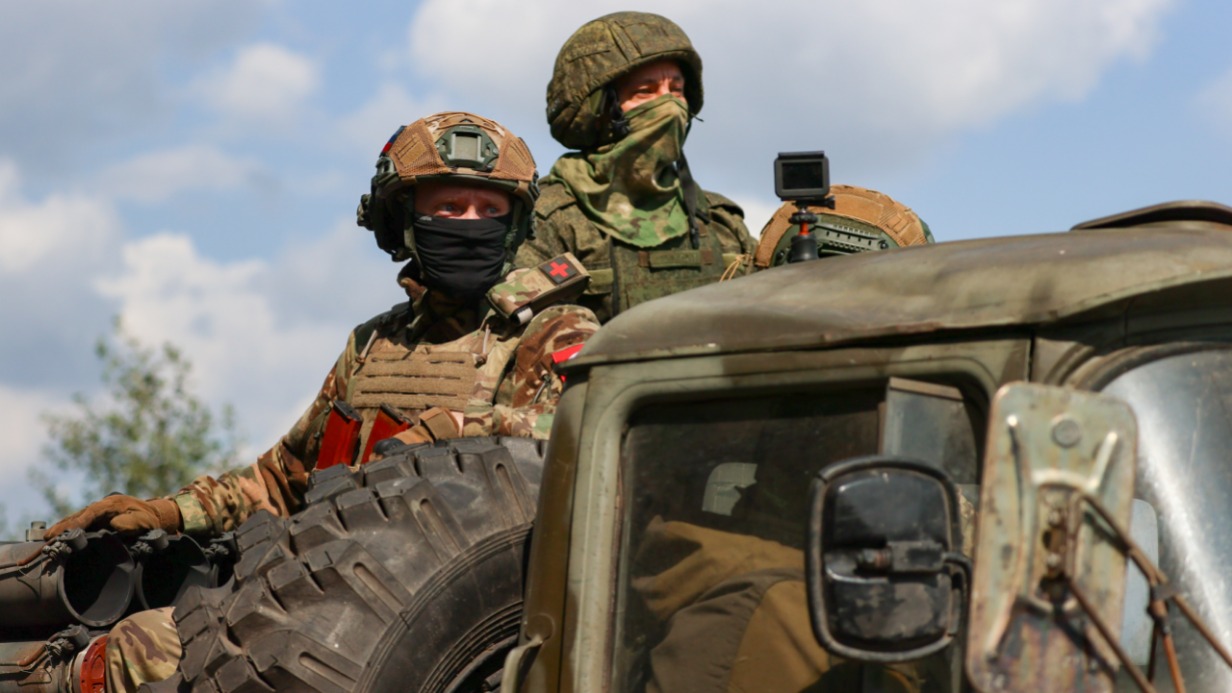 Бойцы во время работы расчетов реактивной системы залпового огня «Град» на базе ЗиЛ-131 