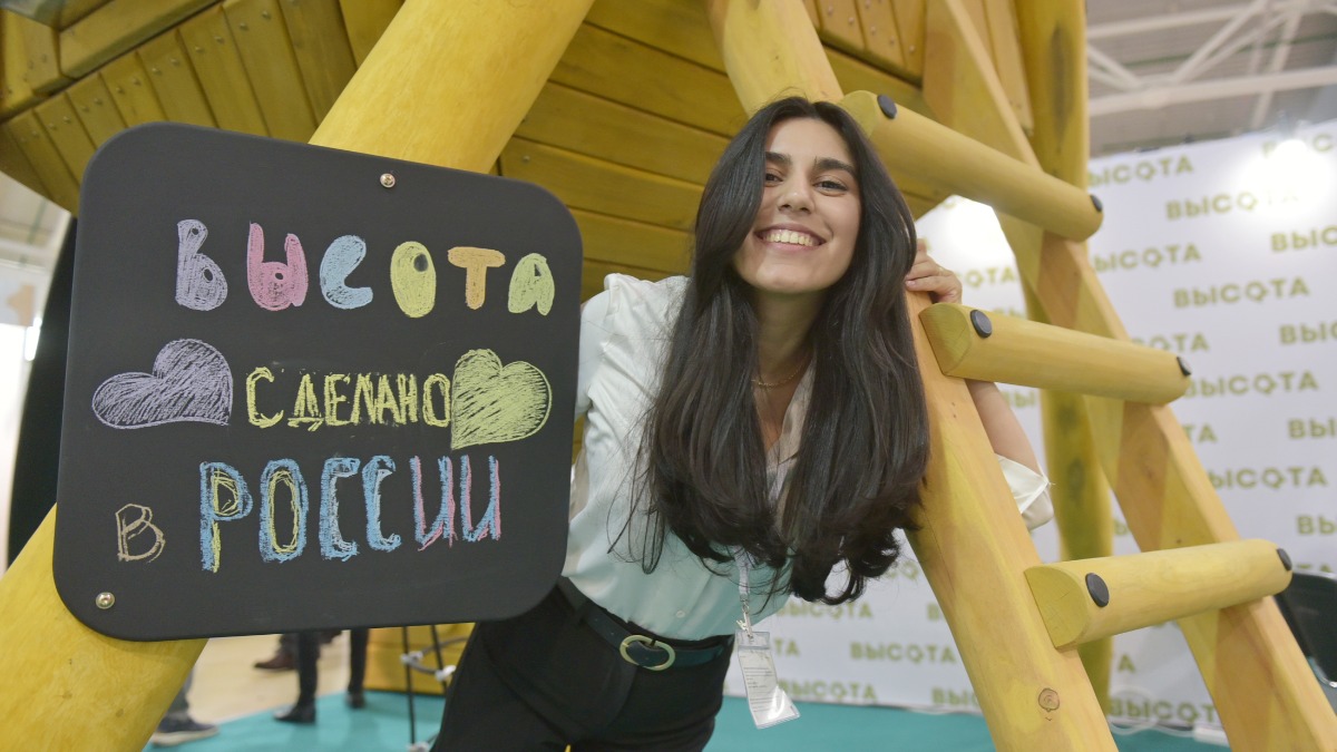 Менеджер отдела продаж завода по производству детского игрового и спортивного оборудования Парвина Михаилидис демонстрирует детскую площадку из белой акации на II Всероссийском форуме по благоустройству «Импортозамещение. Сделано в России»