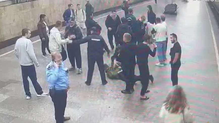 Пьяный москвич ранил двух пассажиров в вагоне метро, разбив стеклянную бутылку