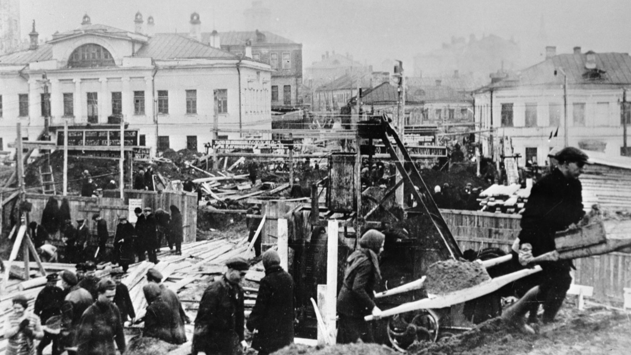 Рабочие лесопильного завода № 1 имени Ильича трудятся на субботнике по строительству метро в районе Волхонки