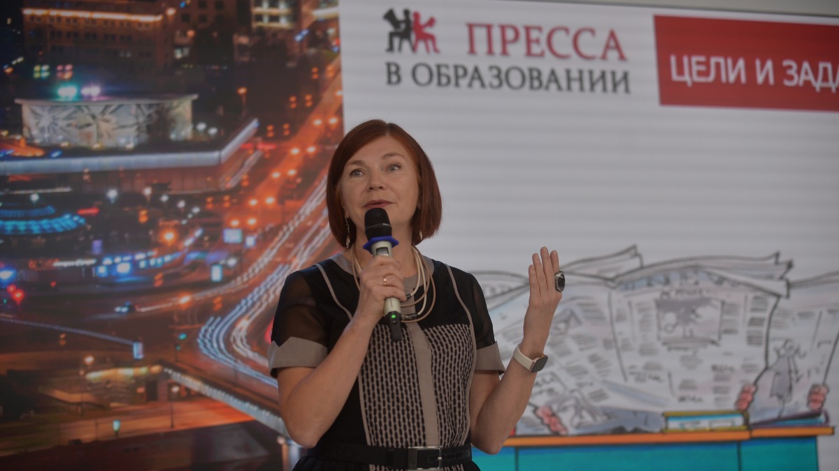 Руководитель проекта «Пресса в образовании» газеты «Вечерняя Москва» Ирина Сидорова на встрече со столичными учителями и школьниками