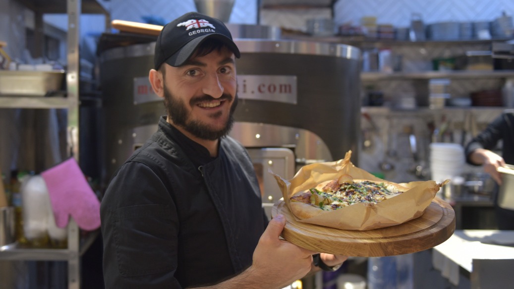 Гостям фестиваля предлагают хачапури с калужскими сырами