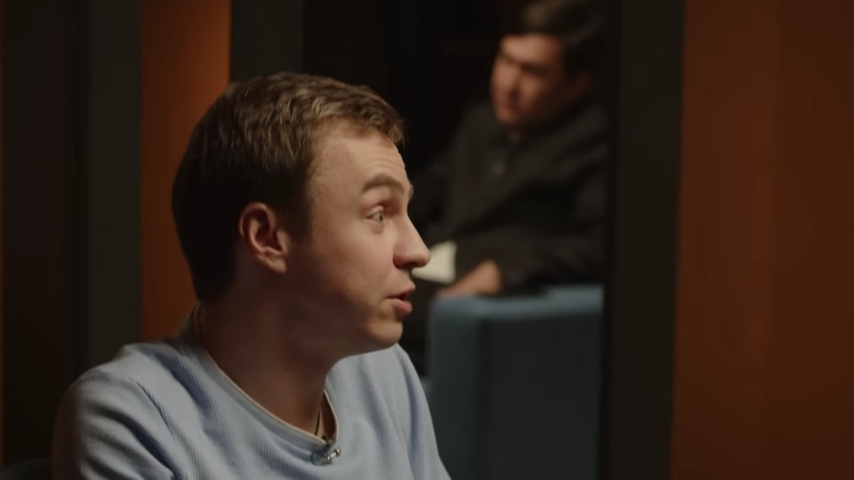 «Никто из друзей не смеялся»: комик Абрамов рассказал о скандале с женой