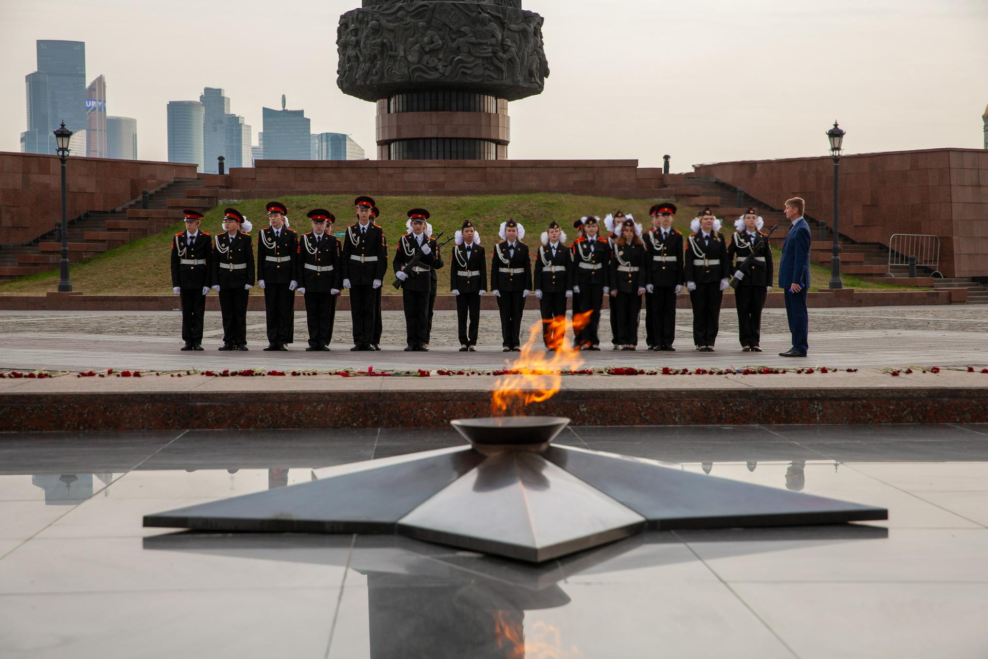 Кадеты заступили в почетный караул у Музея Победы