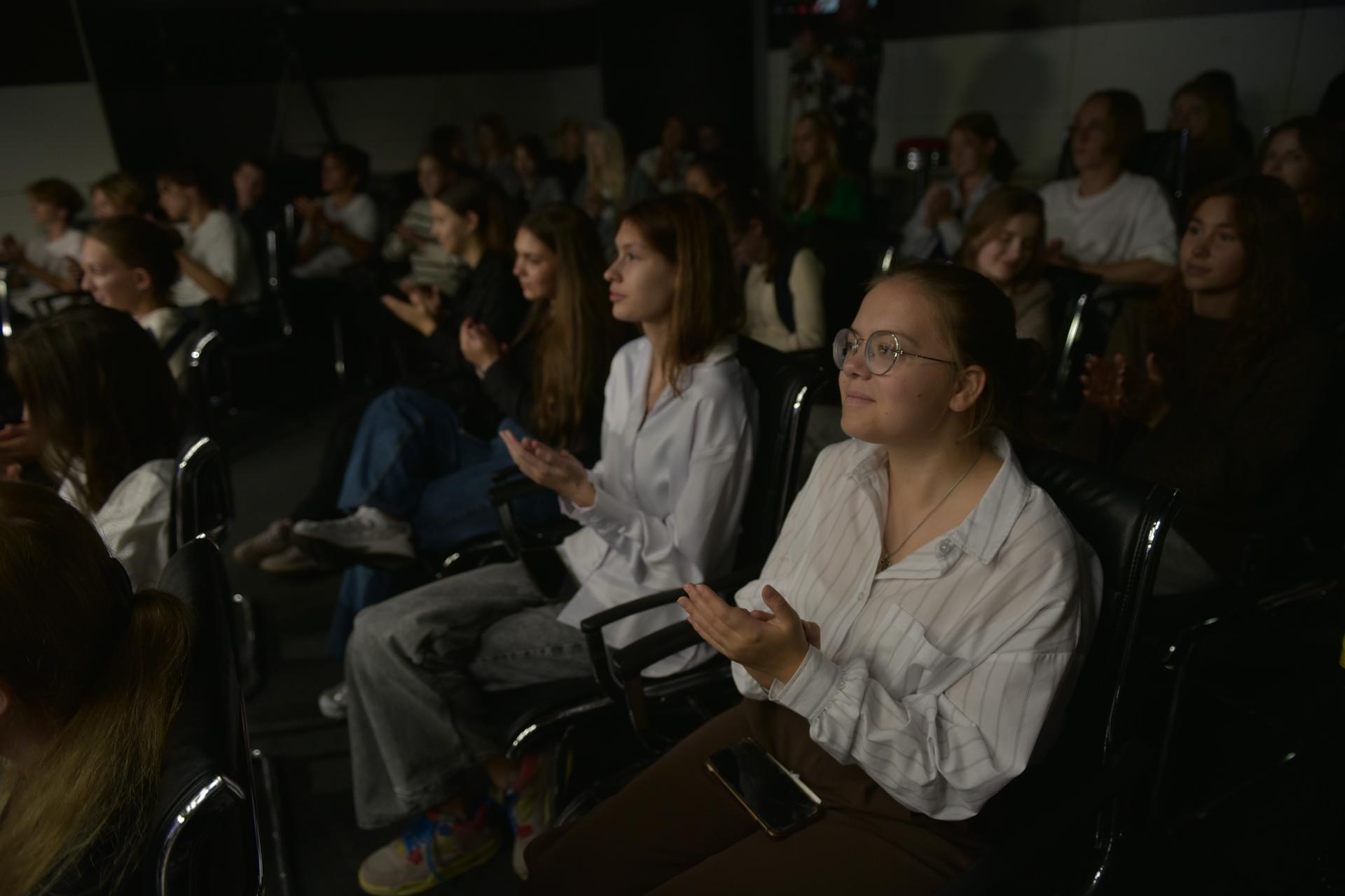 Выполненное практическое задание по теме: «Работа в кадре. Как подружиться с видеокамерой и работать с видеоформатами». Екатерина Филинова