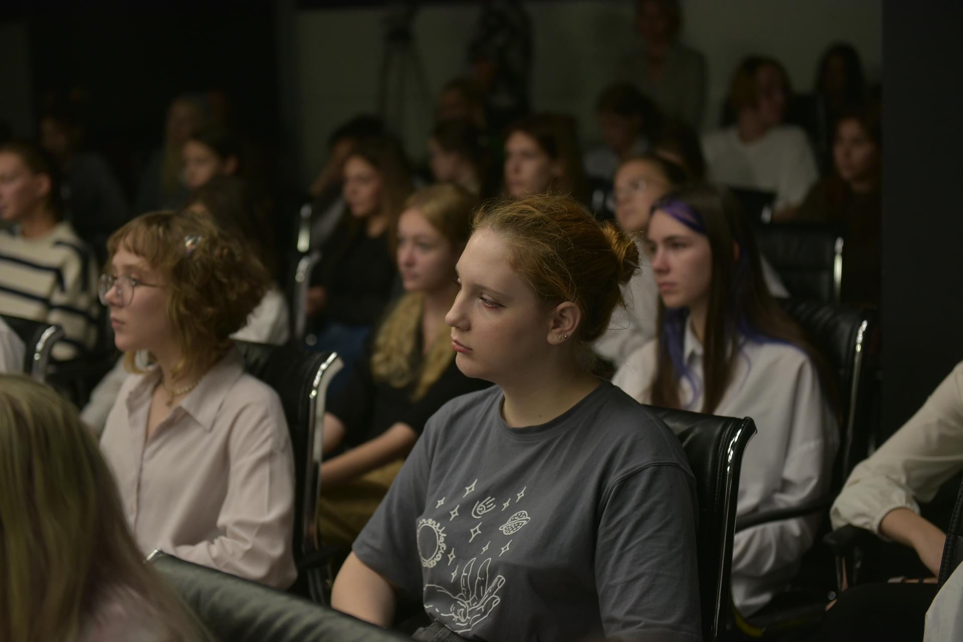 Выполненное практическое задание по теме: «Работа в кадре. Как подружиться с видеокамерой и работать с видеоформатами». Ирина Арцимович