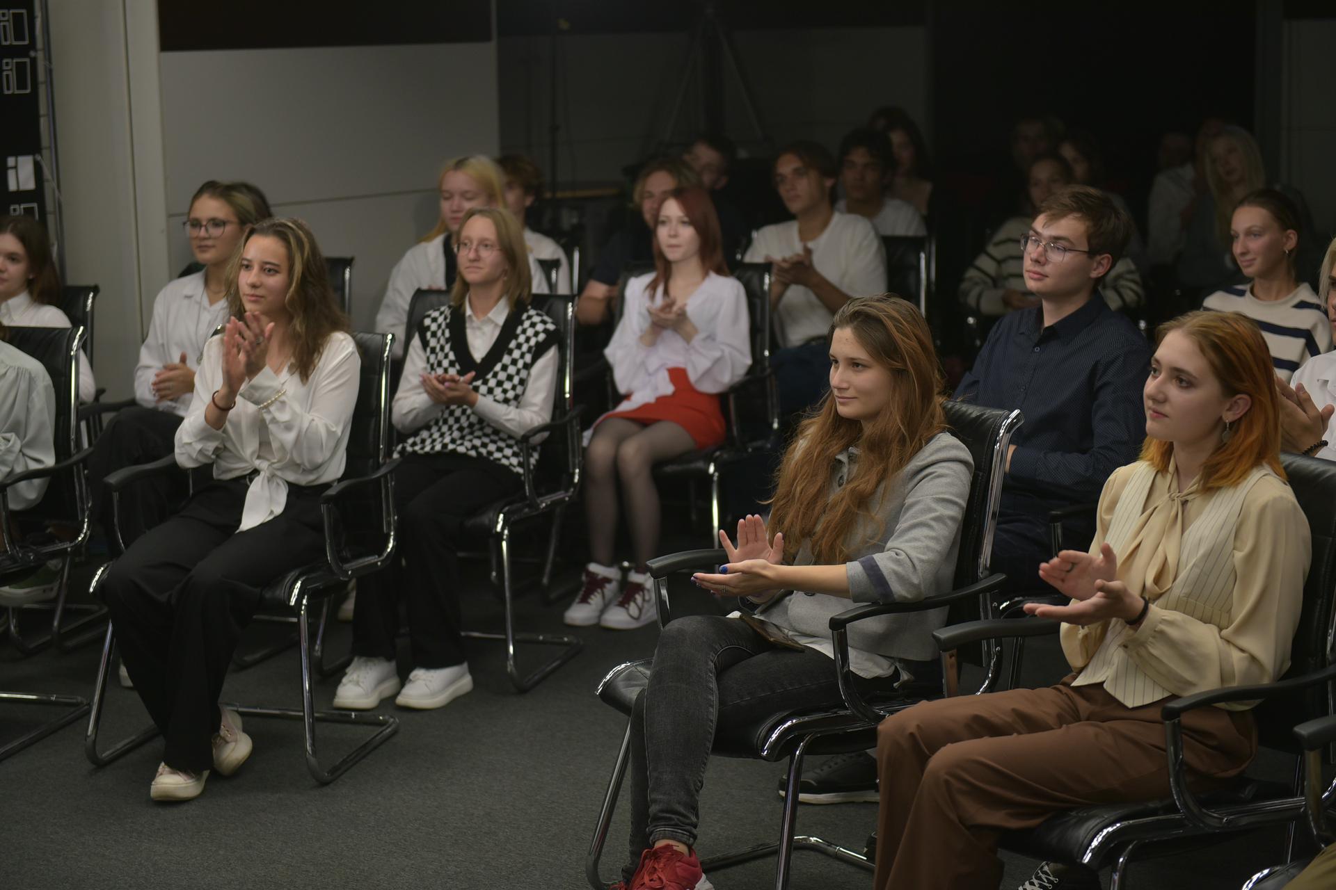 Выполненное практическое задание по теме: «Работа в кадре. Как подружиться с видеокамерой и работать с видеоформатами». София Вейс