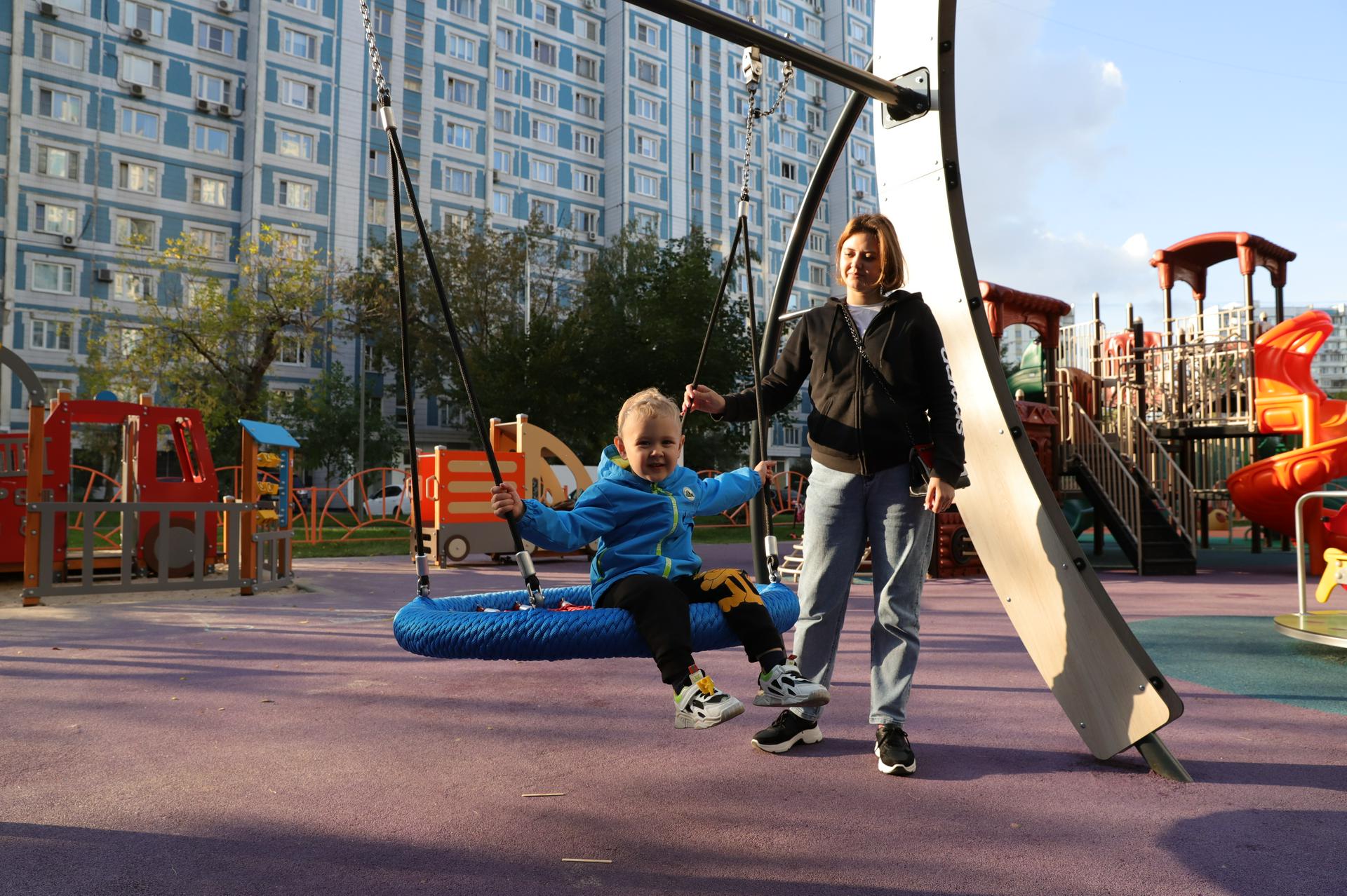 Домохозяйка Анастасия Тарабрина с сыном Тимофеем на детской площадке в районе Орехово-Борисово Южное