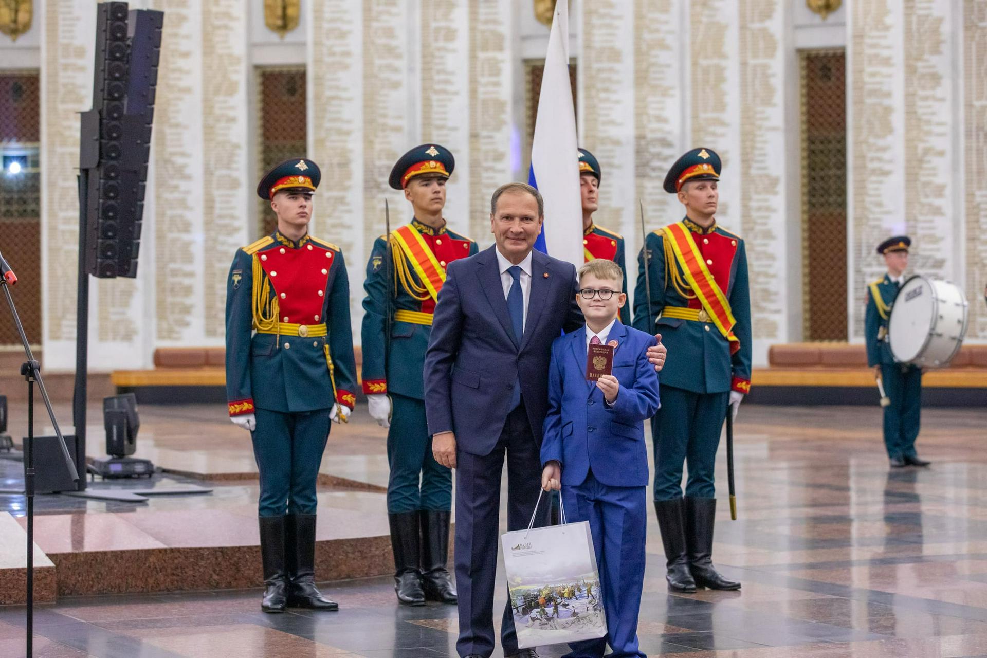 Школьникам из новых регионов вручили паспорта в Музее Победы