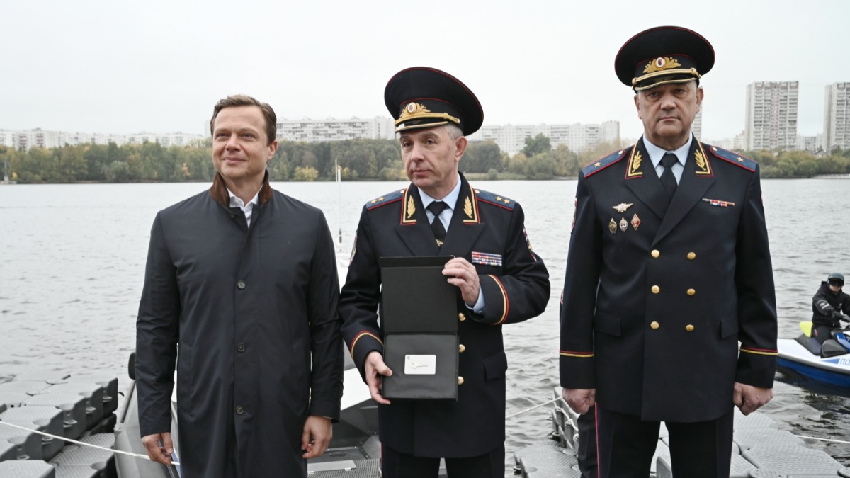 Церемония передачи аэролодки на Северном речном вокзале (слево направо): заместитель мэра Москвы по вопросам транспорта Максим Ликсутов, начальник Главного управления МВД России на транспорте Олег Калинкин и начальник Управления на транспорте МВД России по ЦФО Дмитрий Гутыря