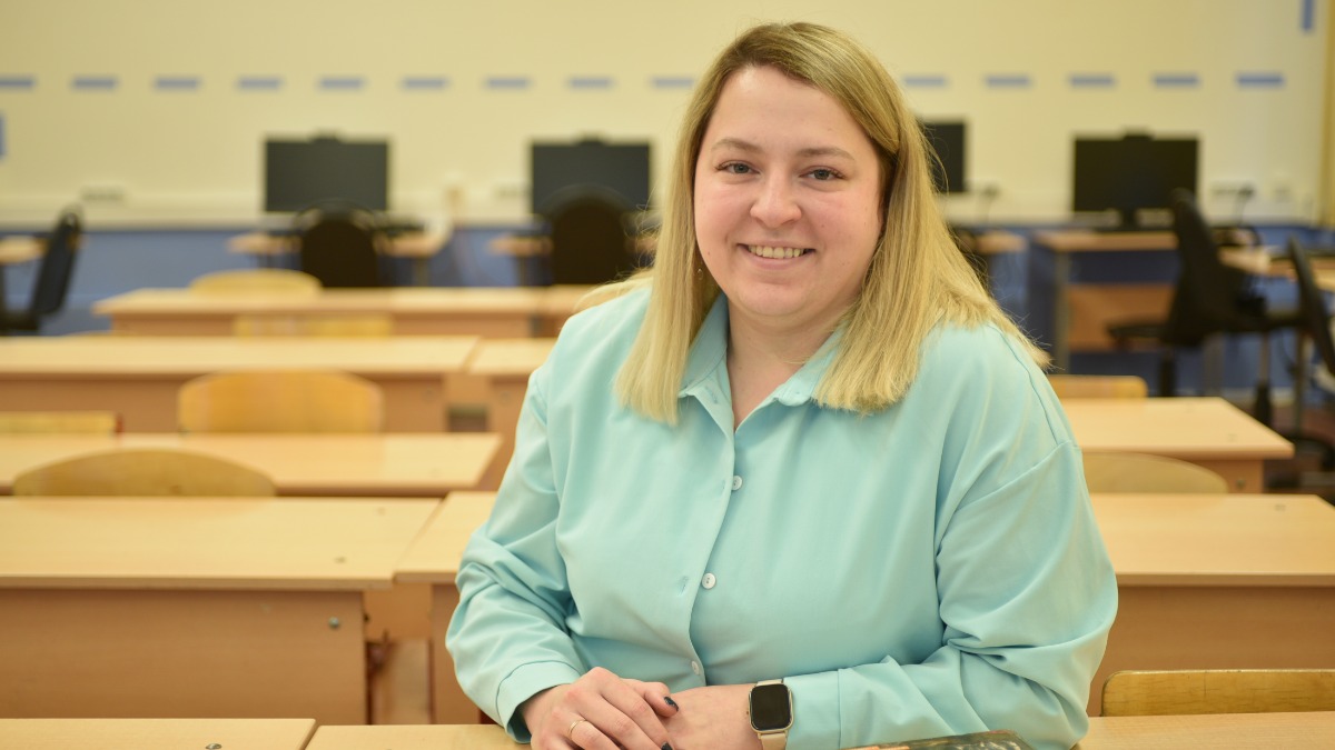 Социальный педагог школы № 504 Светлана Егорова готовится к работе со своими подопечными: она проводит с ребятами профилактические беседы и помогает им с решением разных проблем