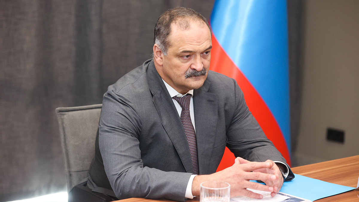 Меликов заявил о травле врача в Дагестане из-за просьбы к пациентке снять никаб