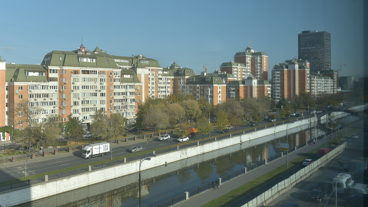 Машина каршеринга упала в Яузу в районе Рубцовской набережной