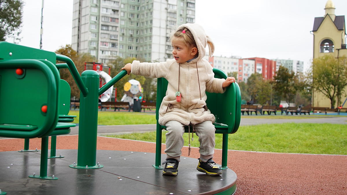 Шесть детских площадок оборудовали около ледового дворца в районе Ясенево