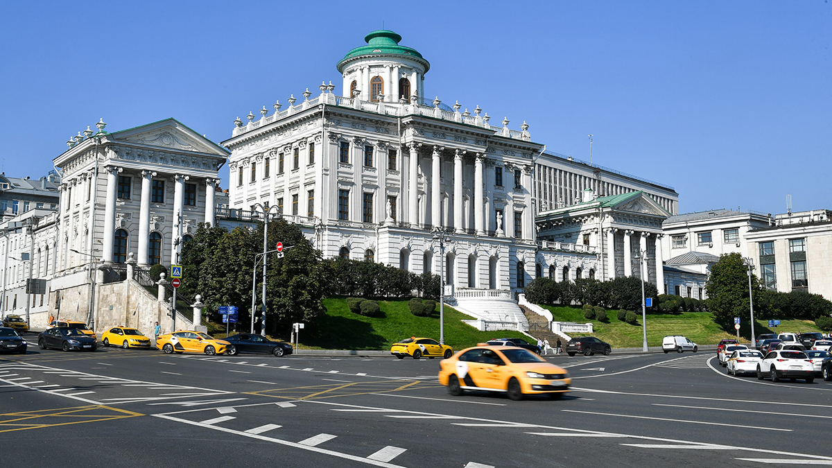 Движение на Боровицкой площади временно перекрыли