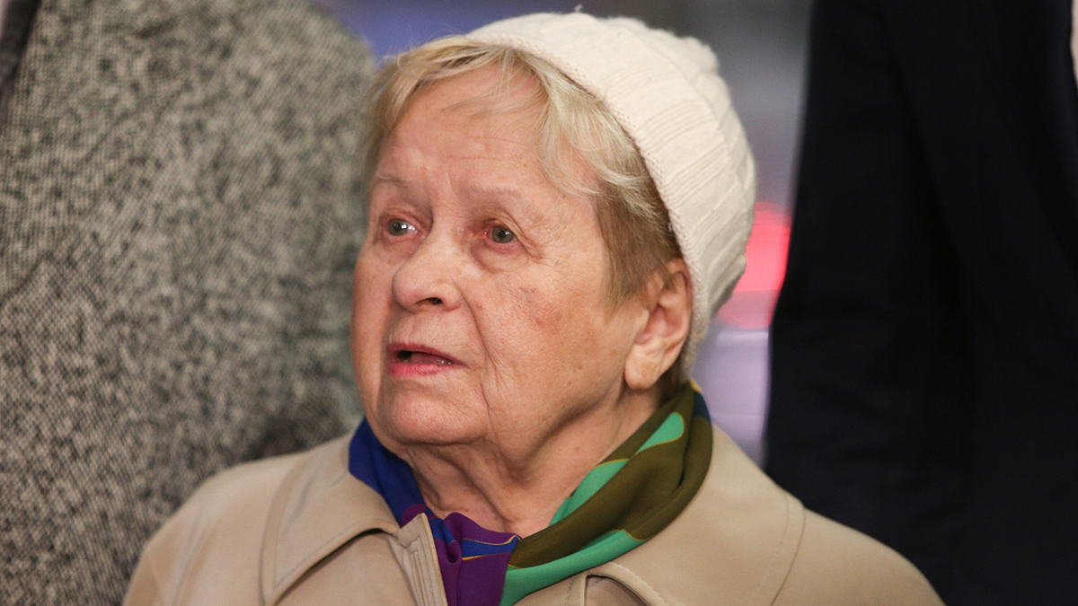 СМИ: Александра Пахмутова проходит лечение в клинике из-за воспаления легких