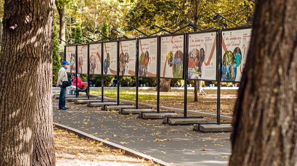 Фотовыставка о педагогах и наставниках открылась в восьми парках столицы
