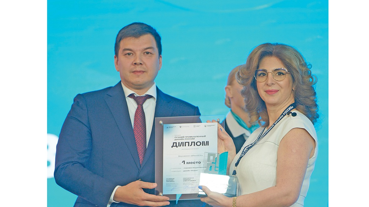 Заместитель министра промышленности и торговли Российской Федерации Михаил Юрин вручает наградной диплом первой национальной премии «Лучший промышленный дизайн России»-2023 президенту московской фабрики мороженого АО «БРПИ» Агнессе Осиповой. 