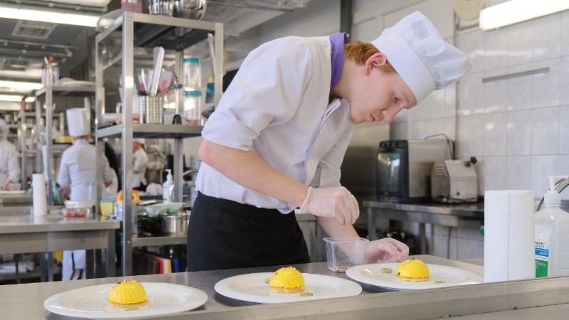 Мечты начинающего кондитера: участник Московского чемпионата «Абилимпикс» рассказал о соревнованиях по профессиональному мастерству