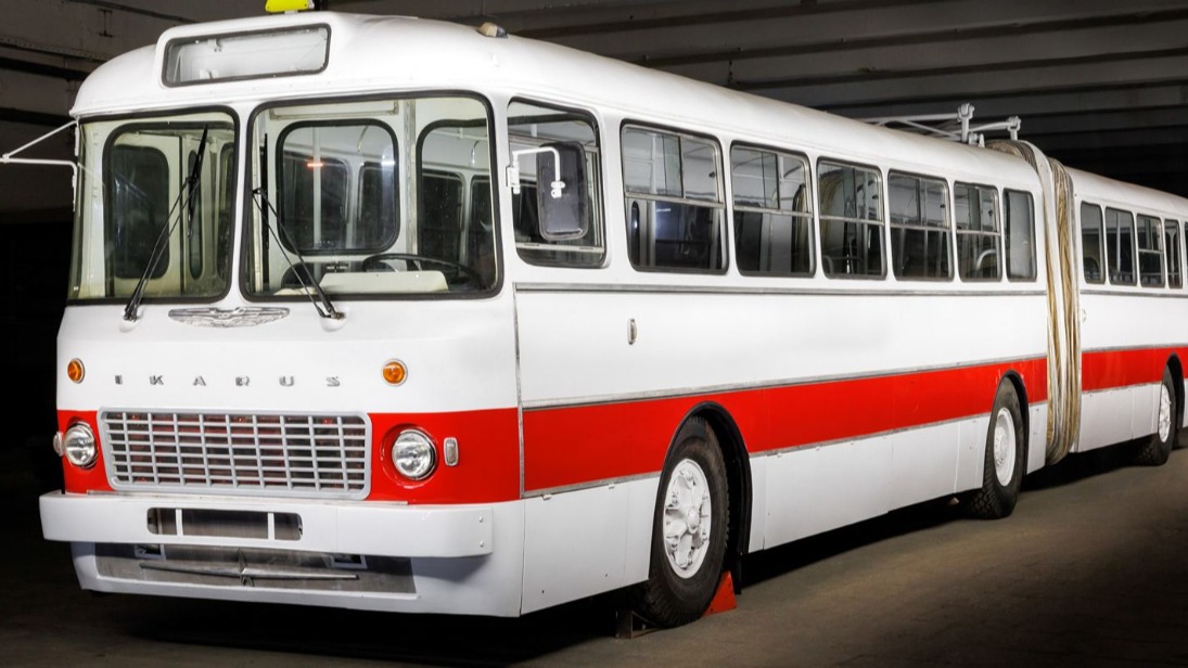 Реставраторы Музея транспорта Москвы восстановили автобус «Икарус-180»