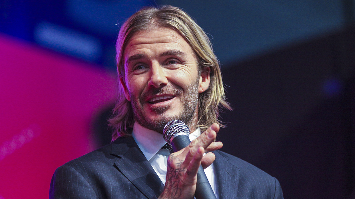 Король Карл III посвятил Дэвида Бекхэма в рыцари