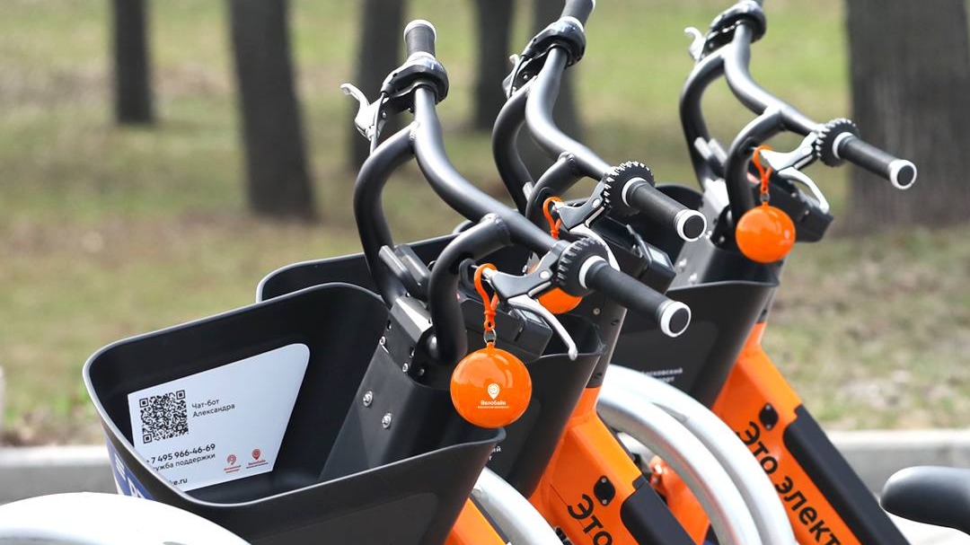 Тысячу дождевиков разместили на электровелосипедах модели 2.0 в Москве