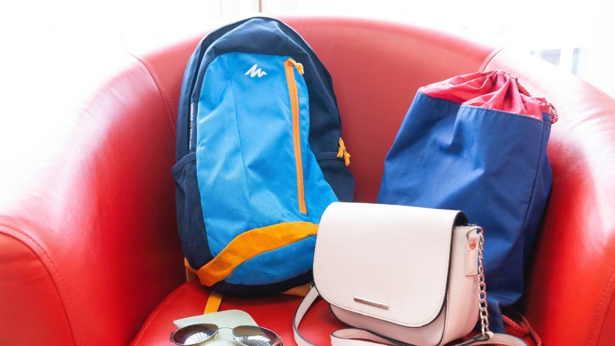 Москвичам назвали самые необычные находки на складе забытых вещей за сентябрь