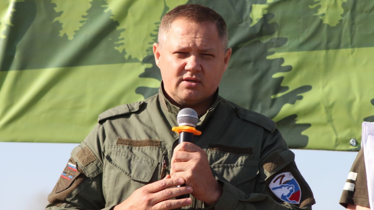 Один из организаторов акции по высадке геоглифа «МЫВМЕСТЕ» Валерий Скороходов выступает перед жителями Мангуша в ДНР