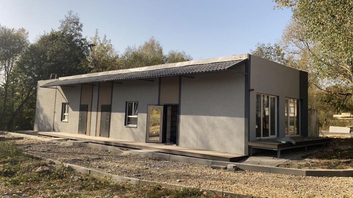 Здание на территории базы отдыха в ТиНАО освободили от самостроя