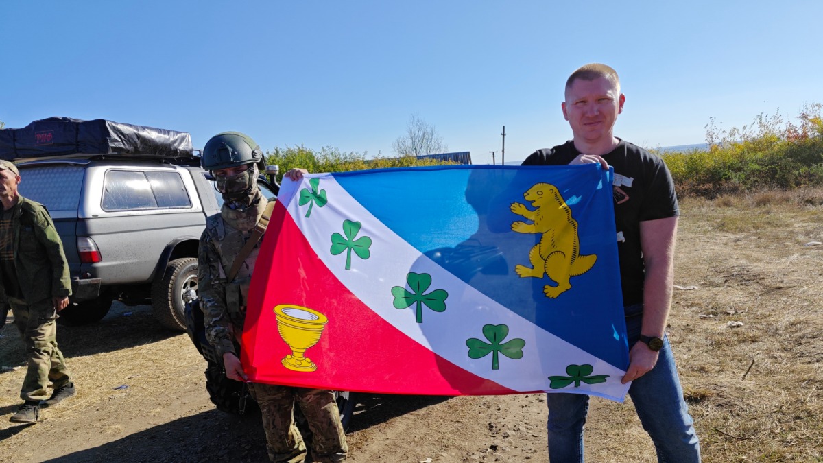 Глава муниципального округа Бибирево Александр Аршанский (справа) вместе с волонтерами АНО «Солидарность» доставил в зону СВО гуманитарную помощь: квадроцикл и продукты питания