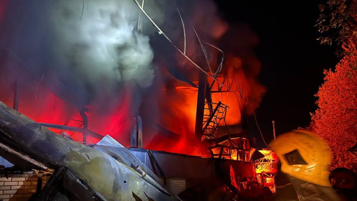 Двухэтажный склад со стройматериалами загорелся в Одинцове