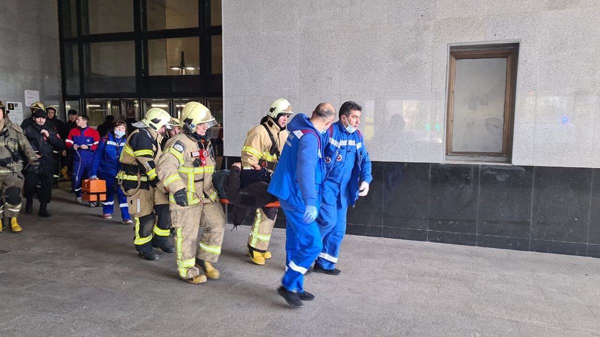 Появились кадры госпитализации пострадавшего на станции «Печатники» машиниста