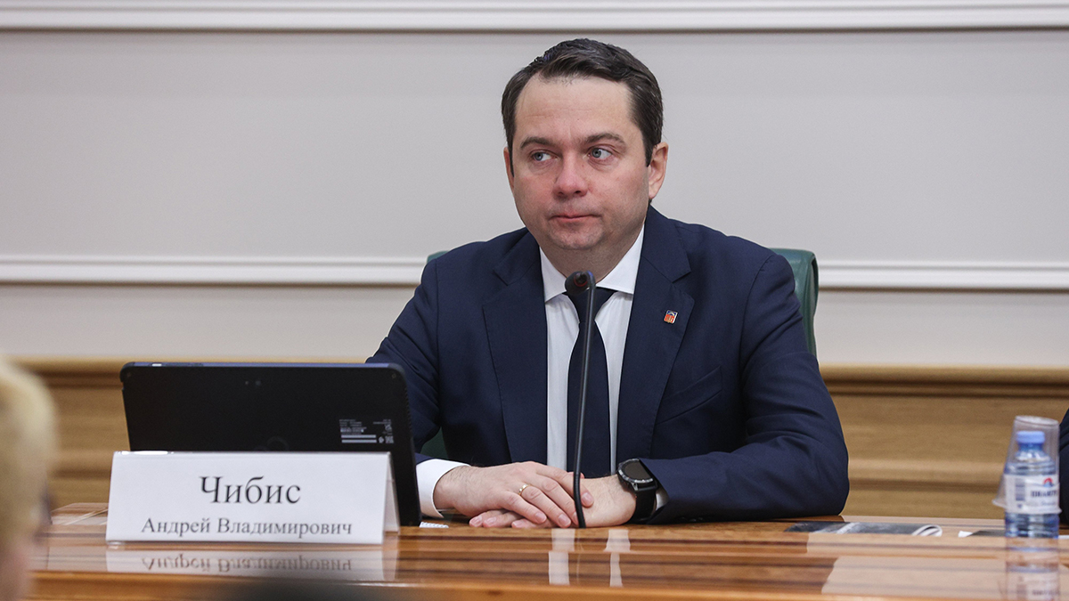 Деловые переговоры. После переговоров. После разговора. Люди на совещании. Маккрон после переговоров.