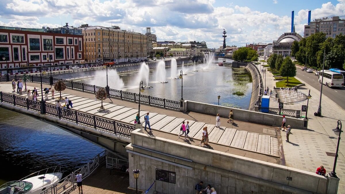 Стартовал демонтаж 17 плавающих фонтанов на Водоотводном канале