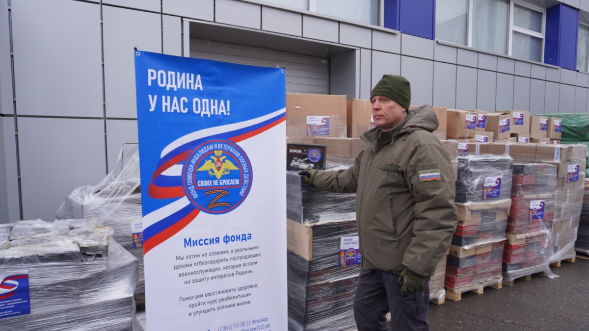 Президент Фонда помощи инвалидам и ветеранам боевых действий «Своих не бросаем» Дмитрий Воробьев на складе организации осматривает гуманитарный груз перед отправкой в военные госпитали Ростова-на-Дону и Мелитополя