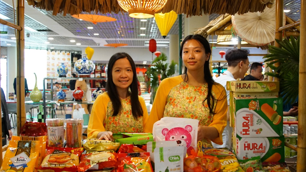 Участницы выставки «Дни Вьетнама в Москве 2023» Хоанг Куен (слева) и Нгуен Тхи Хай Ван представляют гостям свои продукты