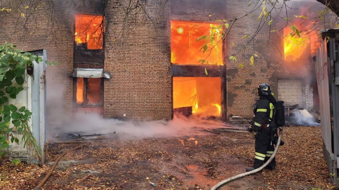 Крупный пожар произошел в промзоне на востоке Москвы